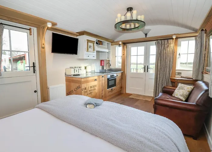 The Egyptologist Nyaraló